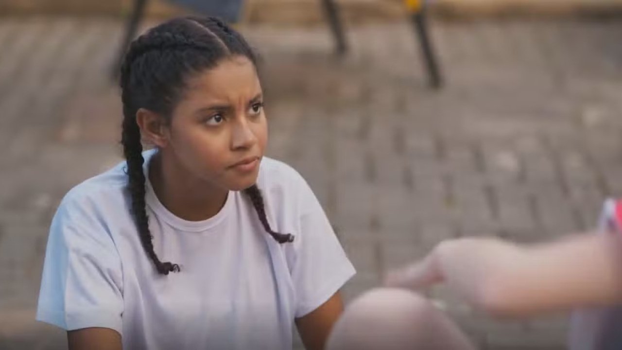 ‘Por Você’ (16/10): Glorinha sofre cyberbullying, foge da escola e entra em crise